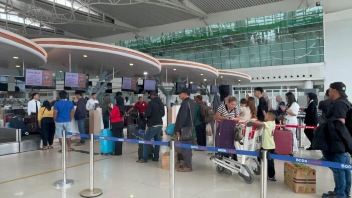 Calon Penumpang di Terminal Keberangkatan Bandara SAMS Sepinggan, pada Senin (15/12/2025). Foto: BorneoFlash/Niken Sulastri