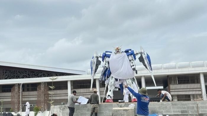 Patung superhero di Pasar Tangga Arung yang menuai sorotan warga. Foto: BorneoFlash/Ernita Sriana