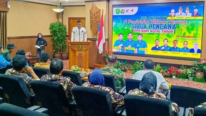 Pelantikan dan Pembekalan Relawan Siaga Bencana KNPI Kutim yang berlangsung di ruang Tempudau, Kantor Bupati Kutim, Bukit Pelangi Kawasan Pemerintahan Sangatta Utara, pada Sabtu (13/12/2025). Foto: HO/kutaitimurkab.go.id