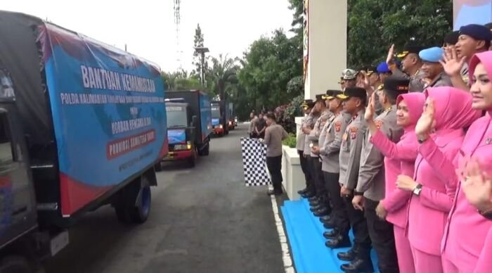 Pelepasan bantuan kemanusiaan ditandai dengan pengibaran bendera sebagai simbol pemberangkatan misi kemanusiaan, di Halaman Mapolda Kaltim, pada Selasa (2/12/2025). Foto: BorneoFlash/Niken Sulastri