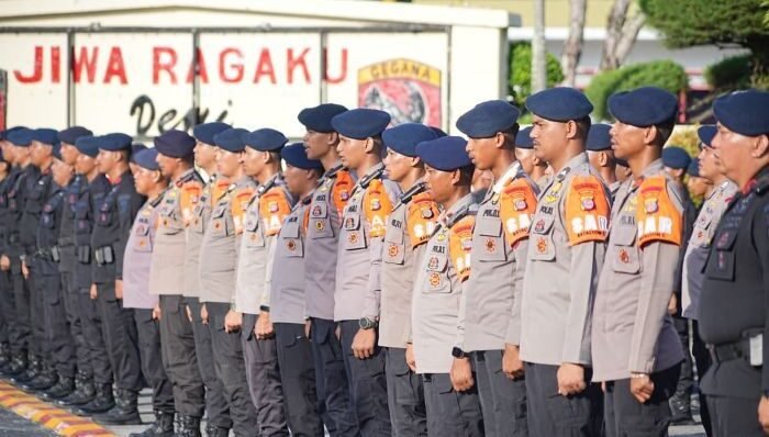 Pemberangkatan personel Satuan Brimob Polda Kaltim ke wilayah hukum Polda Aceh guna mendukung penanganan pascabencana alam yang berlangsung di Lapangan Mako Sat Brimob Polda Kaltim, pada Jumat sore (26/12/2025). Foto: HO/Humas Polda Kaltim