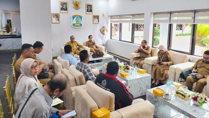 Pemkot Balikpapan memfasilitasi penyelesaian masalah banjir yang terjadi di Perumahan Griya Permata Asri (GPA) dan Perumahan Daun Village dalam rapat koordinasi, di VIP Room Balai Kota Balikpapan, pada Selasa (16/12/2025). Foto: BorneoFlash/Niken Sulastri