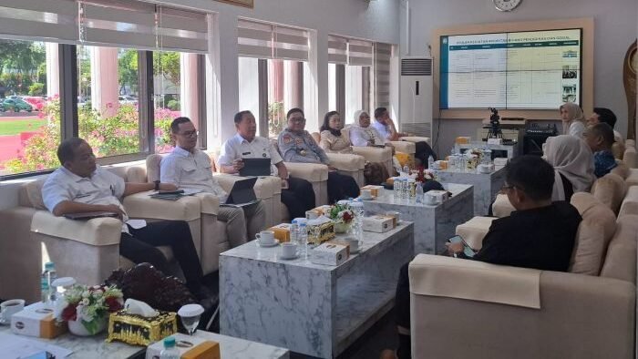 Pemkot Balikpapan menerima kunjungan Badan Anggaran (Banggar) DPRD Kaltim di VIP Room Balai Kota Balikpapan, Pada Rabu (10/12/2025). Foto: BorneoFlash/Niken Sulastri