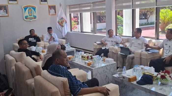 Pemkot Balikpapan menerima kunjungan Badan Anggaran (Banggar) DPRD Kaltim di VIP Room Balai Kota Balikpapan, Pada Rabu (10/12/2025). Foto: BorneoFlash/Niken Sulastri