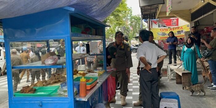 Satpol PP Balikpapan Tertibkan PKL di Jalan Ahmad Yani, Kembalikan Fungsi Trotoar untuk Pejalan Kaki