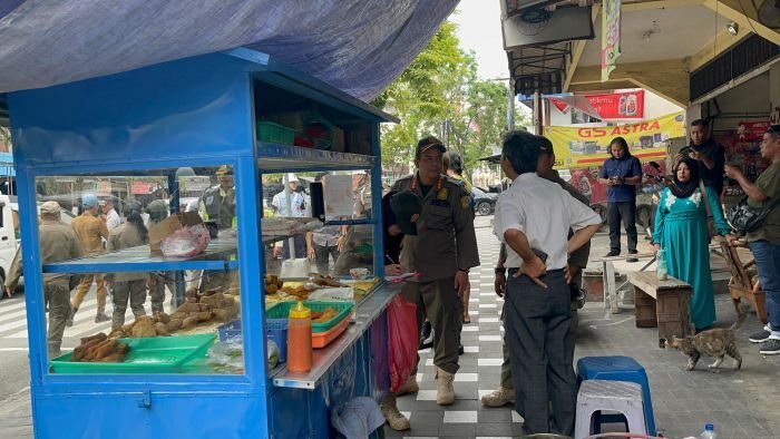Satpol PP Balikpapan Tertibkan PKL di Jalan Ahmad Yani, Kembalikan Fungsi Trotoar untuk Pejalan Kaki