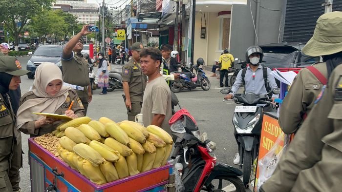 Penertiban Pedagang Kaki Lima yang beraktivitas di atas trotoar atau jalur pedestrian di sepanjang Jalan Jenderal Ahmad Yani, pada Selasa sore (16/12/2025). Foto: BorneoFlash/Niken Sulastri