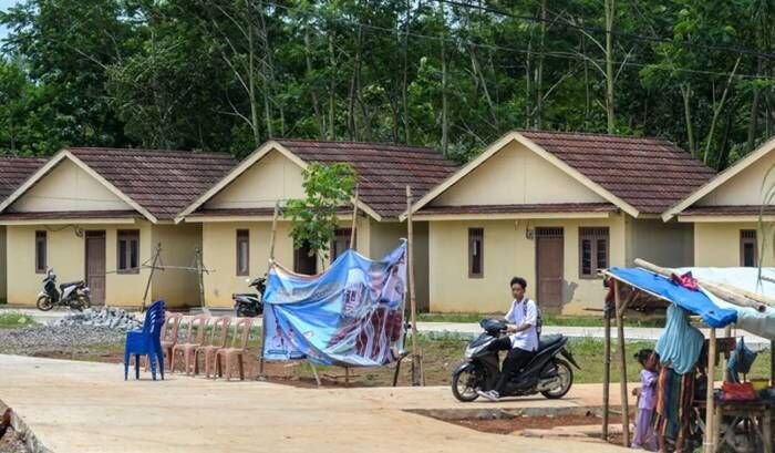 Ilustrasi: Pengendara sepeda motor melintas di sekitar area hunian tetap (huntap). FOTO : ANTARA FOTO/Muhammad Bagus Khoirunas/tom.
