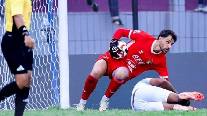 Penjaga gawang Persik Kediri, Leo Navacchio, terpilih sebagai Save of The Week Pekan Ke-14 kompetisi BRI Super League 2025/26. Foto: HO//ileague.id