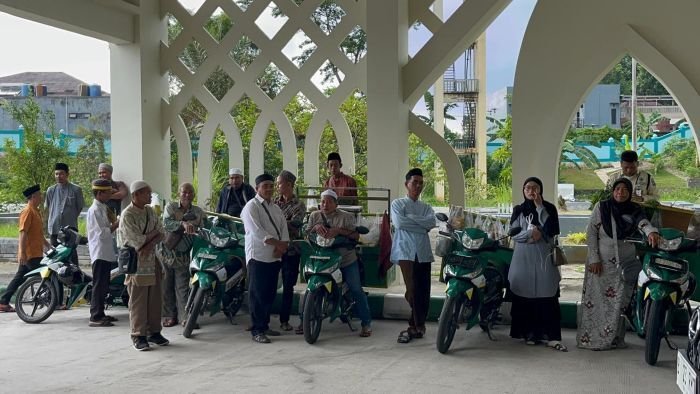 Penyaluran 20 motor sayur lengkap dengan gerobak dan 6 RTLH dari Baznas Provinsi Kaltim, di Masjid Madinatul Iman Balikpapan Islamic Center, pada Jumat (26/12/2025). Foto: BorneoFlash/Niken Sulastri