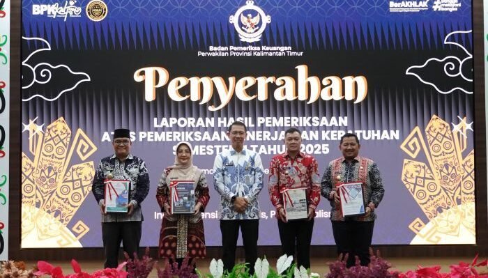 Penyerahan LHP dilakukan oleh Kepala BPK Perwakilan Kalimantan Timur, Mochammad Suharyanto, bertempat di Auditorium Nusantara Kantor BPK Kaltim, pada Senin (22/12/2025). Foto: BorneoFlash/Ist