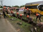Personel Brimob Kepolisian Negara Republik Indonesia (Polri) membersihkan drainase di pinggir jalan nasional Banda Aceh - Medan di Aceh Tamiang, Aceh, Minggu (28/12/2025). Polri menetapkan Kabupaten Aceh Tamiang sebagai prioritas utama penguatan personel dan pembersihan sarana prasarana dalam penanganan bencana banjir bandang di Provinsi Aceh. FOTO : ANTARA/Irwansyah Putra/foc. Personel Brimob Kepolisian Negara Republik Indonesia (Polri) membersihkan drainase di pinggir jalan nasional Banda Aceh - Medan di Aceh Tamiang, Aceh, Minggu (28/12/2025). Polri menetapkan Kabupaten Aceh Tamiang sebagai prioritas utama penguatan personel dan pembersihan sarana prasarana dalam penanganan bencana banjir bandang di Provinsi Aceh. FOTO : ANTARA/Irwansyah Putra/foc.
