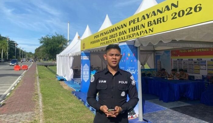 Personel Satgas Humas Operasi Lilin Mahakam 2025 melaksanakan kegiatan live report di kawasan Lapangan Merdeka Balikpapan pada masa libur Nataru, pada Minggu (28/12/2025). Foto: HO/Humas Polda Kaltim