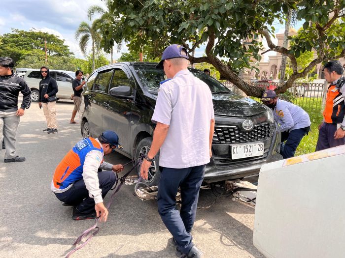 Parkir Sembarangan Kian Marak, Dishub Samarinda Razia Mobil Travel di Jalan KH Fahruddin