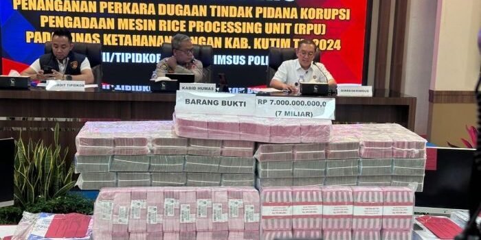 Polda Kaltim menggelar konferensi pers terkait perkembangan penyidikan kasus dugaan korupsi pengadaan RPU pada Dinas Ketahanan Pangan Kabupaten Kutim tahun anggaran 2024  di Gedung Mahakam Mapolda Kaltim, pada Rabu (3/12/2025). Foto: HO/Humas Polda Kaltim