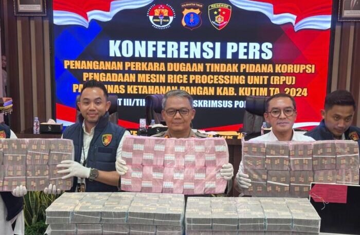 Polda Kaltim menggelar konferensi pers terkait perkembangan penyidikan kasus dugaan korupsi pengadaan RPU pada Dinas Ketahanan Pangan Kabupaten Kutim tahun anggaran 2024  di Gedung Mahakam Mapolda Kaltim, pada Rabu (3/12/2025). Foto: HO/Humas Polda Kaltim