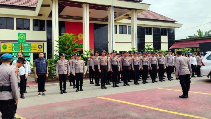 Polres Paser menerjunkan hingga 130 personel untuk memastikan jalannya sidang atas kejadian insiden tragis di Muara Kate berlangsung aman dan tertib, di PN Tanah Grogot pada Senin (8/12/2025). Foto: BorneoFlash/Ist