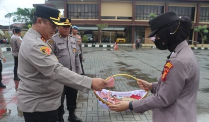 Polresta Samarinda menunjukkan kepedulian terhadap para korban bencana alam di wilayah Sumatera dengan menggelar kegiatan penggalangan donasi, pada Senin pagi (01/12/2025). Foto: HO/Humas Polda Kaltim