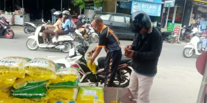 Polsek Balikpapan Selatan bersama Bulog Balikpapan, melaksanakan program Jumat Berkah melalui Gerakan Pangan Murah, di Halaman Mapolsek Balikpapan Selatan, Jalan Sepinggan Baru II, pada Jumat (5/12/2025). Foto: HO/Polresta Balikpapan