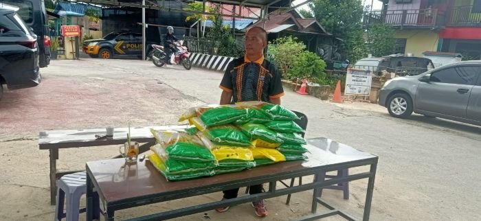 Polsek Balikpapan Selatan bersama Bulog Balikpapan, melaksanakan program Jumat Berkah melalui Gerakan Pangan Murah, di Halaman Mapolsek Balikpapan Selatan, Jalan Sepinggan Baru II, pada Jumat (5/12/2025). Foto: HO/Polresta Balikpapan