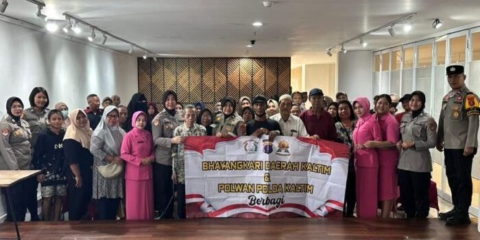 Polwan Polda Kaltim bersama Bhayangkari Daerah Kaltim melaksanakan kegiatan sosial berbagi tali asih kepada masyarakat yang membutuhkan, pada Senin (29/12/2025). Foto: HO/Humas Polda Kaltim