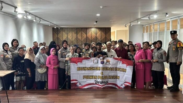 Polwan Polda Kaltim bersama Bhayangkari Daerah Kaltim melaksanakan kegiatan sosial berbagi tali asih kepada masyarakat yang membutuhkan, pada Senin (29/12/2025). Foto: HO/Humas Polda Kaltim