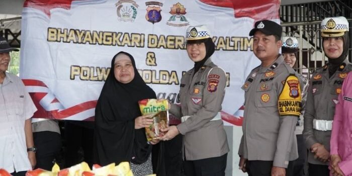 Polwan Polda Kaltim bersama Bhayangkari Daerah Kaltim melakukan penyaluran bantuan kepada masyarakat, pada Rabu (17/12/25). Foto: HO/Humas Polda Kaltim