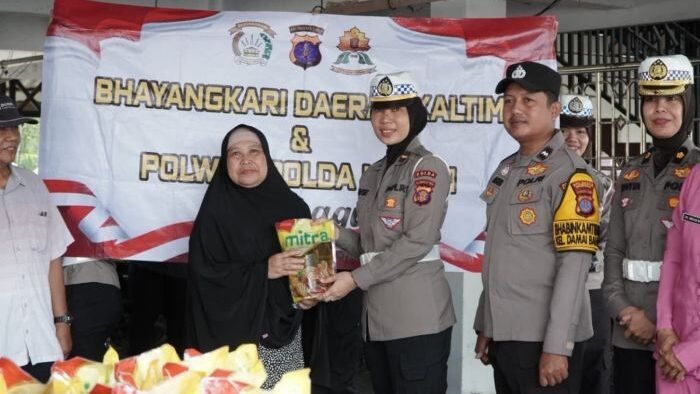 Polwan Polda Kaltim bersama Bhayangkari Daerah Kaltim melakukan penyaluran bantuan kepada masyarakat, pada Rabu (17/12/25). Foto: HO/Humas Polda Kaltim
