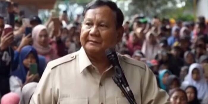 Tangkapan layar - Presiden Prabowo Subianto melakukan kunjungan di posko pengungsian SMP 2 Wih Pesam, Bener Meriah, Aceh Tengah, Jumat (12/12/2025). FOTO :ANTARA/Youtube/Sekretariat Presiden