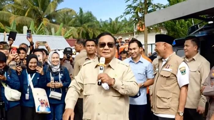 Disambut Hangat Pengungsi, Prabowo Targetkan Hunian Sementara Rampung Sebulan
