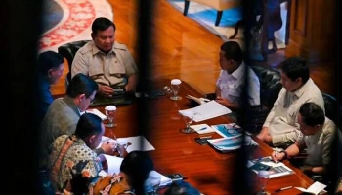 Presiden Prabowo Subianto memimpin rapat terbatas di kediaman pribadi Presiden di Bukit Hambalang, Kabupaten Bogor, Jawa Barat, Minggu (14/12/2025), membahas penanganan dampak bencana di Sumatera dan kebijakan pemerintah menjelang akhir tahun. FOTO : ANTARA/HO-Sekretariat Kabinet.