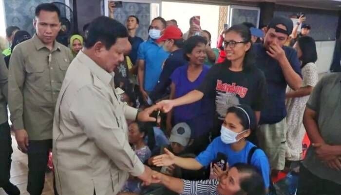 Presiden Prabowo Subianto menyalami warga terdampak bencana di Tapanuli Tengah (Tapteng), Sumatera Utara, Senin (1/12/2025). FOTO : ANTARA/HO-Tim Media Presiden Prabowo/pri.