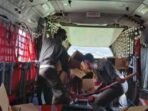 Proses penurunan logistik dengan metode helibox yang dilakukan TNI AU di kawasan udara Aceh Tamiang, Selasa (2/12/2025). FOTO : ANTARA/HO-Humas TNI AU.