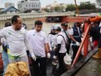 Puluhan karyawan PLN UID Kaltimra dari UP3 Samarinda Puluhan karyawan PLN UID Kaltimra dari UP3 Samarinda ikut turun langsung dalam aksi kerja bakti yang digelar Pemkot Samarinda, di bantaran Sungai Karang Mumus, Pada Sabtu (6/12/2025). Foto: HO/PLN UID Kaltimra