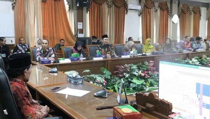 Rapat Banmus yang dipimpin Ketua DPRD Kutim Jimmi, ST., MT, didampingi Wakil Ketua Hj. Prayunita Utami, S.Tr., Keb., M.Kes dan dihadiri seluruh anggota Banmus, bertempat di Ruang Hearing DPRD Kutim, pada Rabu (4/12/2025). Foto: HO/dprdkutaitimur.id