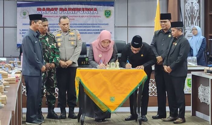 APBD Tahun Anggaran 2026 sebesar Rp 3,42 triliun disahkan Pemkab Berau dan DPRD Saat Rapat Paripurna, pada Minggu malam (30/11/2025). Foto: HO/Diskominfo Berau