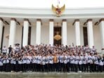 Ratusan guru se-Kalimantan Timur yang tergabung dalam agenda HUT PGRI ke-80 Ratusan guru se-Kalimantan Timur yang tergabung dalam agenda HUT PGRI ke-80 mengikuti berbagai kegiatan, mulai dari seminar pendidikan, penanaman pohon, hingga mengunjungi proyek strategis di Ibu Kota Nusantara, pada Jumat (5/12/2025). Foto: HO/Humas Otorita IKN