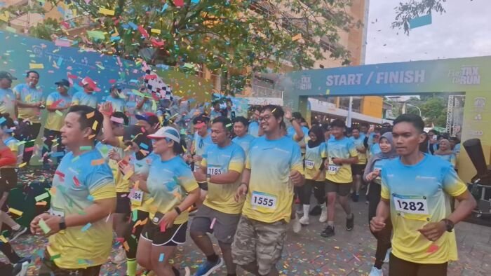 Ratusan pelari yang mengikuti Funtaxtik Run, di Halaman Gedung Parkir Klandasan Balikpapan, pada Sabtu (6/12/2025). Foto: BorneoFlash/Niken Sulastri