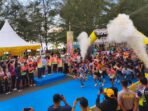 Ribuan warga memadati kawasan Pantai Manggar Segara Sari, untuk mengikuti Balikpapan Fun Run 5K 2025, pada Minggu (21/12/2025). Foto: BorneoFlash/Ist