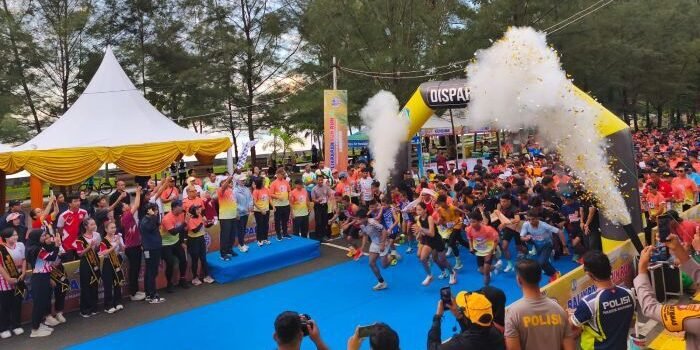 Ribuan warga memadati kawasan Pantai Manggar Segara Sari, untuk mengikuti Balikpapan Fun Run 5K 2025, pada Minggu (21/12/2025). Foto: BorneoFlash/Ist