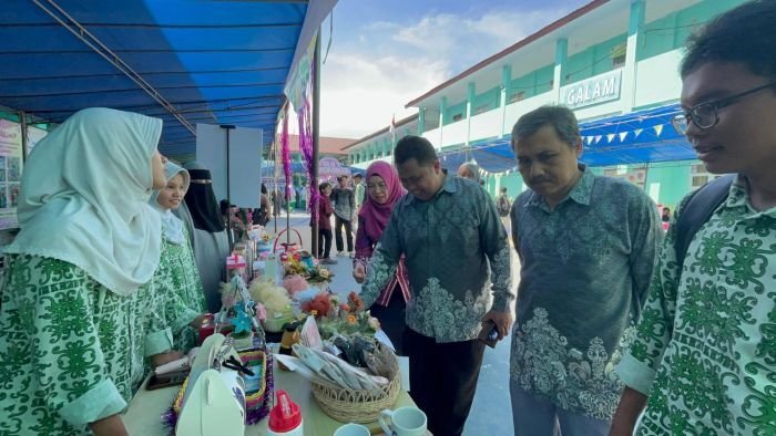 SMK Negeri 2 Balikpapan menggelar Unjuk Karya Produk Kreativitas dan Kewirausahaan Peserta Didik, dalam rangka Puncak Classmeeting Vol.10, pada Kamis (18/12/2025). Foto: BorneoFlash/Niken Sulastri