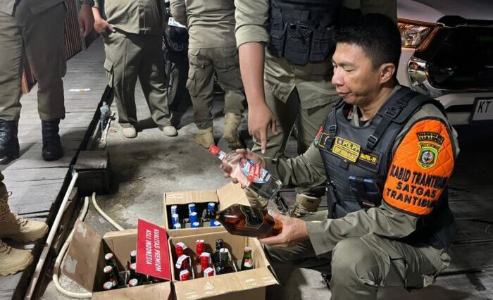 Satpol PP Kota Samarinda saat mengamankan ratusan botol miras. Foto: BorneoFlash/Nur Ainunnisa