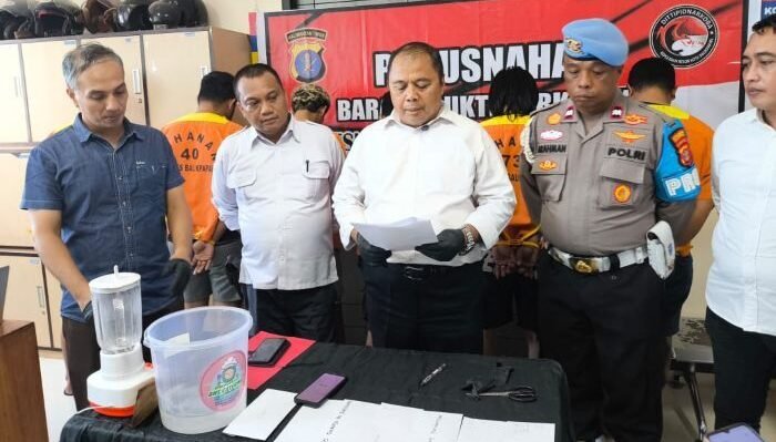 Satresnarkoba Polresta Balikpapan musnahkan barang bukti di lantai 3 Ruang Resnarkoba Polresta Balikpapan, pada Senin (1/12/2025). Foto: HO/Humas Polresta Balikpapan
