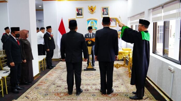 Selain melantik Pj Sekda, Wali Kota Balikpapan juga mengambil sumpah jabatan Direktur Teknik PT Tirta Manuntung Balikpapan (PTMB), pada Rabu (24/12/2025). Foto: HO/Humas Pemkot Balikpapan