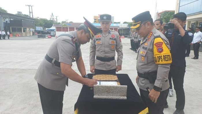 Serah terima jabatan Waka Polresta Balikpapan berlangsung khidmat di halaman Mapolresta Balikpapan, pada Selasa (30/12/2025). Foto: HO/Humas Polresta Balikpapan