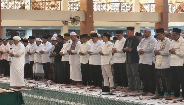 Sholat magrib berjamaah dilanjutkan shalat hajat, istighosah dzikir dan doa bersama yang digelar di Masjid Madinatul Iman BIC, pada Rabu Malam (31/12/2025). Foto: BorneoFlash/Ist