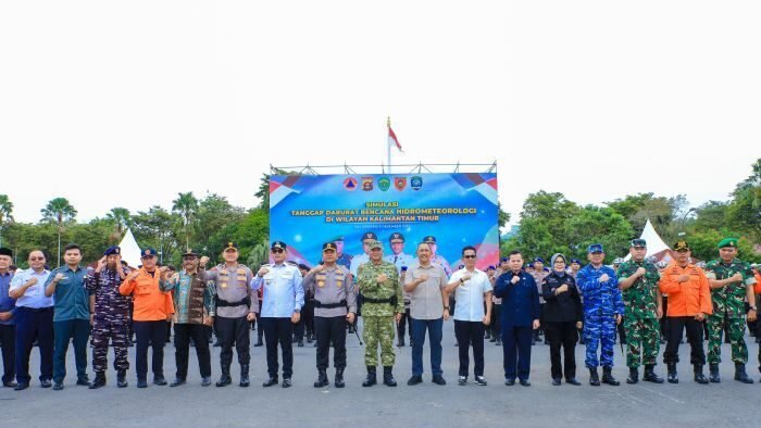 Pangdam VI/Mulawarman, Mayjen TNI Rudy Rachmat Nugraha, S.I.P., M.Sc., bersama Kapolda Kaltim Irjen Pol Endar Priantoro dan Wakil Gubernur Kaltim Ir. H. Seno Aji, M.Si., memimpin jalannya Simulasi Tanggap Darurat Bencana Hidrometeorologi di halaman BSCC/Dome Balikpapan, pada Sabtu (06/12/2025). Foto: HO/Pendam VI/Mlw