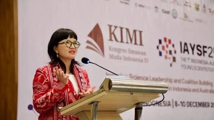 Wakil Menteri Pendidikan Tinggi, Sains, dan Teknologi (Wamendiktisaintek), Stella Christie dalam kegiatan Indonesia-Australia Young Scientist Forum (IAYSF) 2025 yang digelar di Universitas Hasanuddin (Unhas), Makassar, Selasa (9/12/2025). FOTO : ANTARA/HO-Kemdiktisaintek
