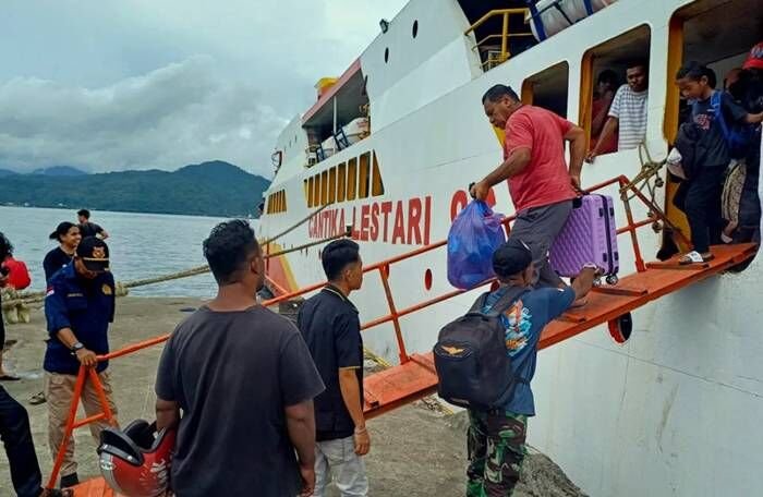 Ilustrasi - Suasana aktivitas naik turun penumpang di kapal penyeberangan. FOTO : ANTARA/HO-Kemenhub