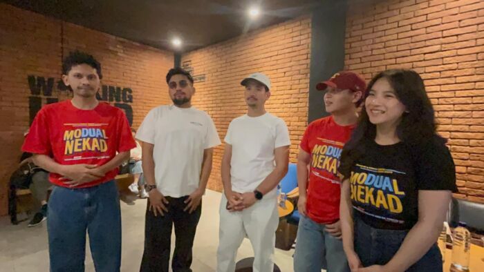 Sutradara Film Modual Nekad, Imam Darto bersama para pemain saat gala premiere Special Show Goes to Balikpapan di CGV Plaza Balikpapan, pada Selasa (30/12/2025). Foto: BorneoFlash/Niken Sulastri